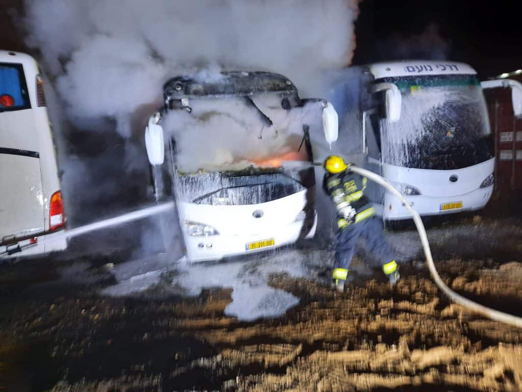תיעוד: אוטובוס עלה באש בבני ברק - אין נפגעים