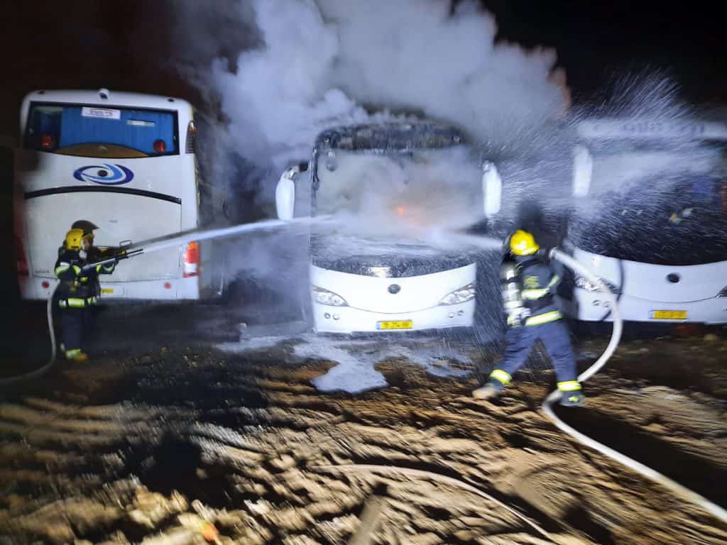 תיעוד: אוטובוס עלה באש בבני ברק - אין נפגעים