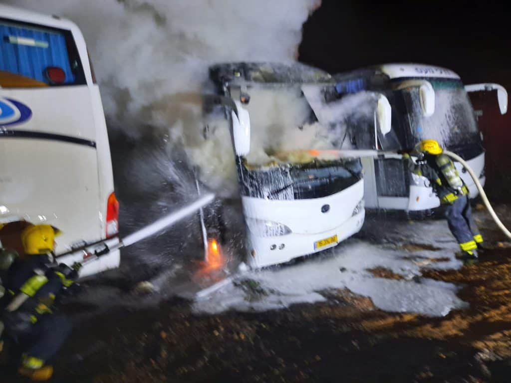 תיעוד: אוטובוס עלה באש בבני ברק - אין נפגעים