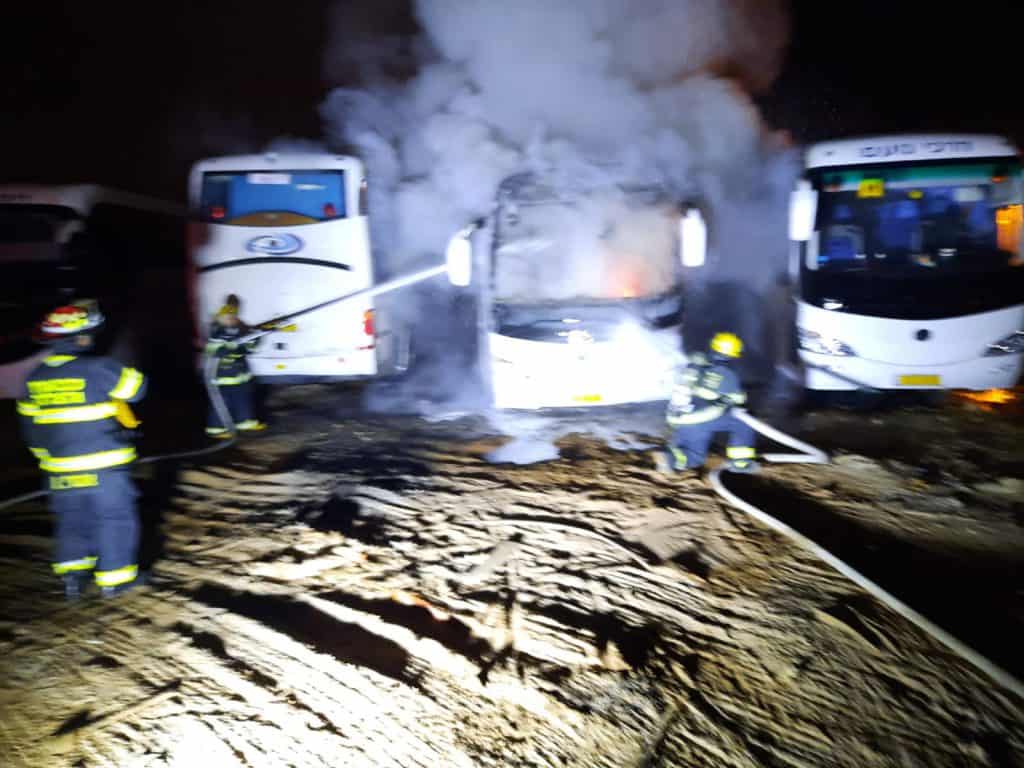 תיעוד: אוטובוס עלה באש בבני ברק - אין נפגעים