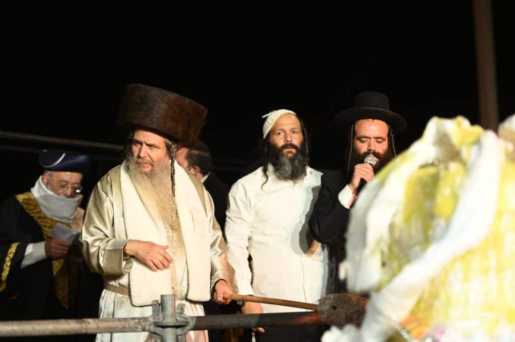 תיעוד מיוחד: הגר"ש ארוש הדליק במירון וירה חץ וקשת