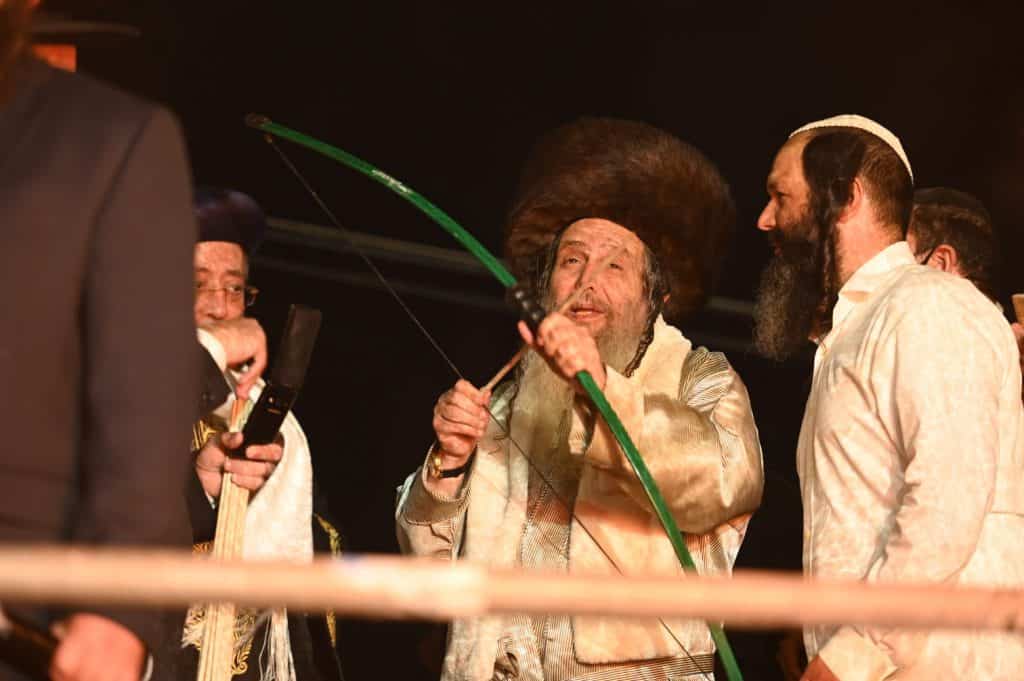 תיעוד מיוחד: הגר"ש ארוש הדליק במירון וירה חץ וקשת