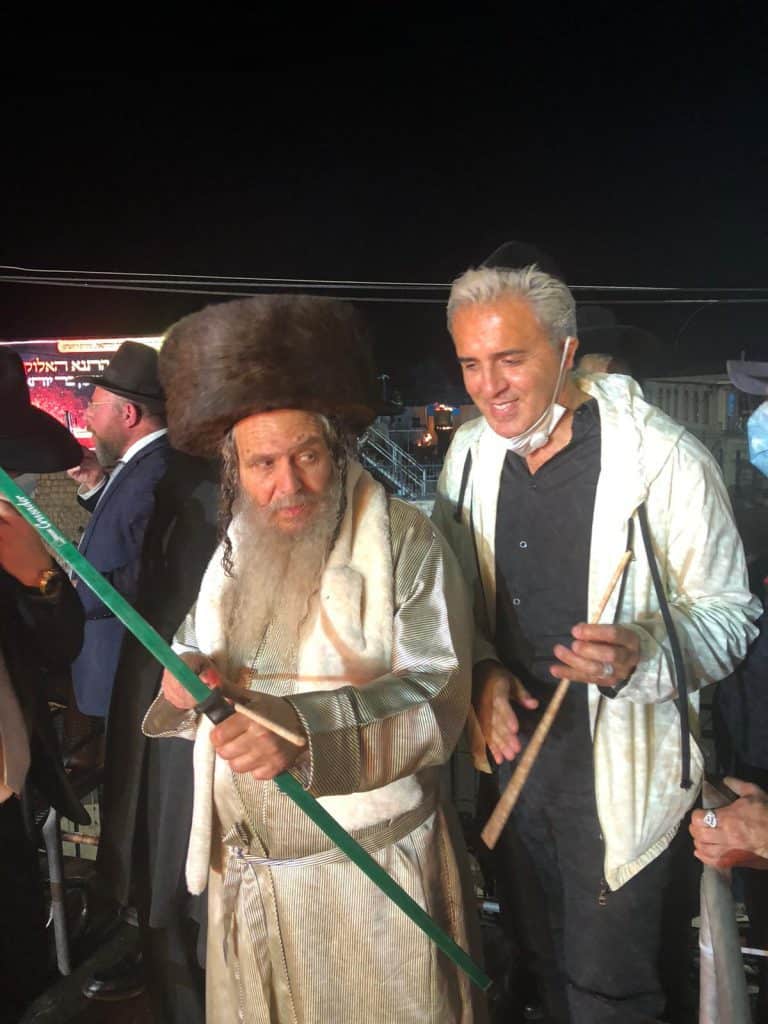 תיעוד מיוחד: הגר"ש ארוש הדליק במירון וירה חץ וקשת