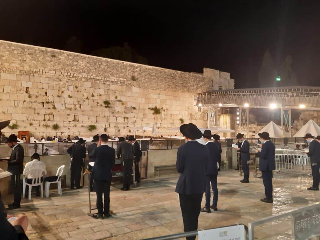 צפו: תפילת רבים בכותל המערבי לרפואת הבחור שהוכש