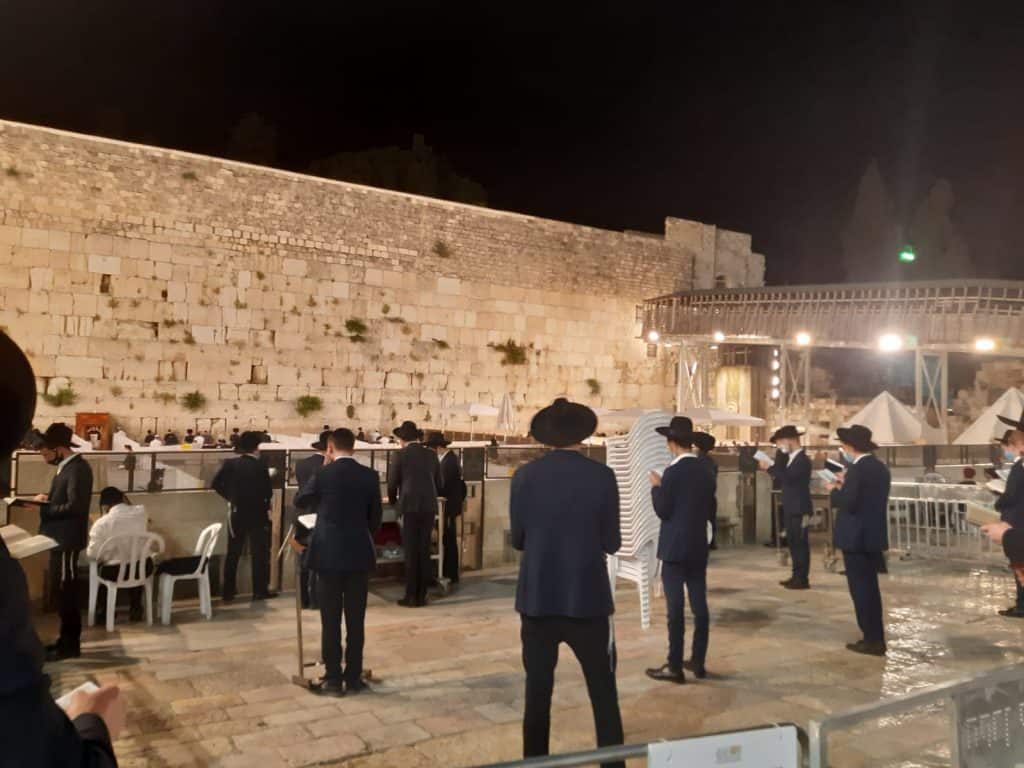 צפו: תפילת רבים בכותל המערבי לרפואת הבחור שהוכש