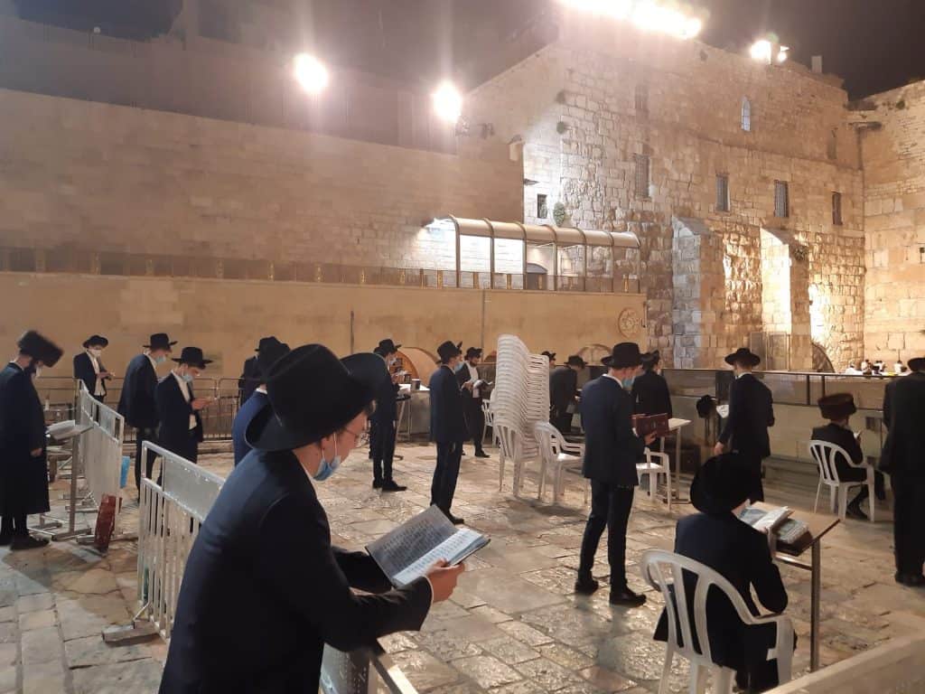 צפו: תפילת רבים בכותל המערבי לרפואת הבחור שהוכש