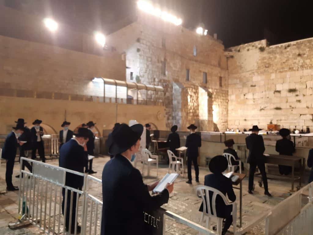 צפו: תפילת רבים בכותל המערבי לרפואת הבחור שהוכש