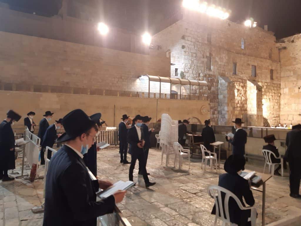צפו: תפילת רבים בכותל המערבי לרפואת הבחור שהוכש