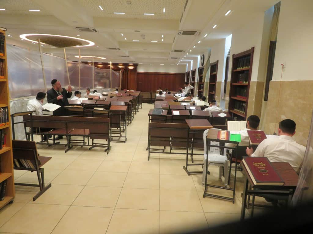 צפו: קול התורה מבי מדרשא - בישיבת חמד חזרו לשטייגען צפו: קול התורה מבי מדרשא - בישיבת חמד חזרו לשטייגען