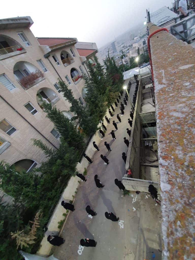 בסדר מופתי: הרבי מגור התפלל לראשונה במרחב הפתוח • צפו