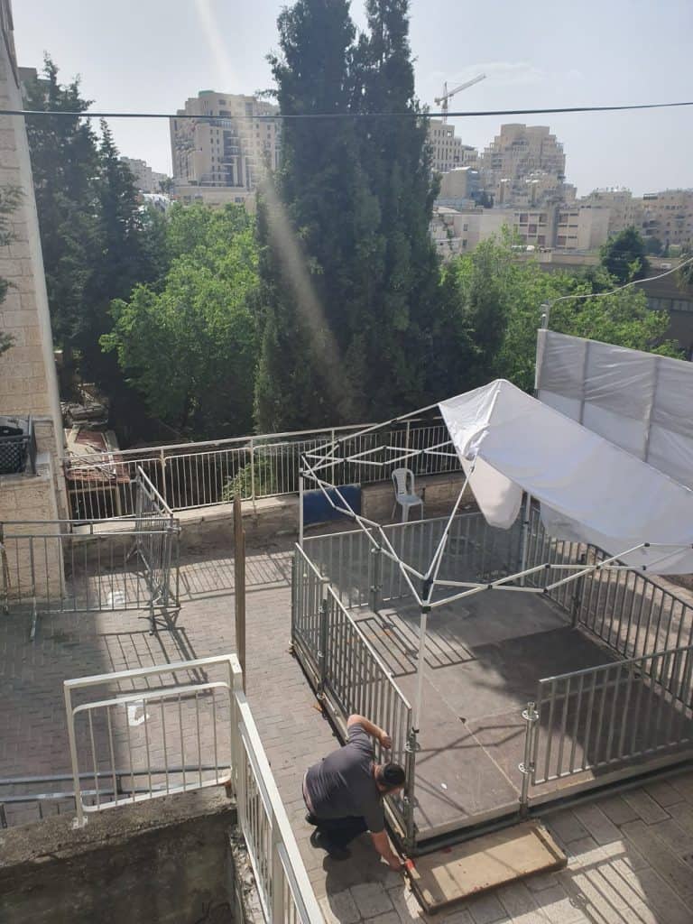 בסדר מופתי: הרבי מגור התפלל לראשונה במרחב הפתוח • צפו