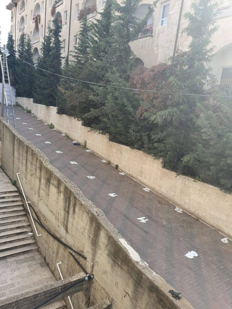 בסדר מופתי: הרבי מגור התפלל לראשונה במרחב הפתוח • צפו