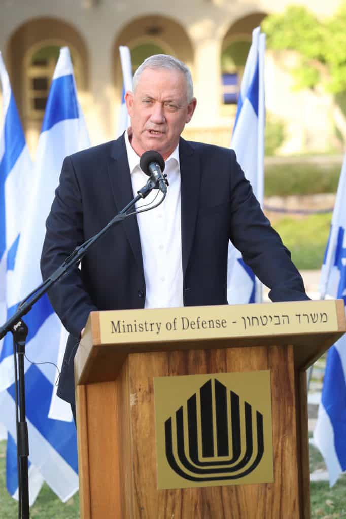 בטקס צנוע: גנץ וביטון החליפו את נפתלי בנט בטקס צנוע: גנץ וביטון החליפו את נפתלי בנט