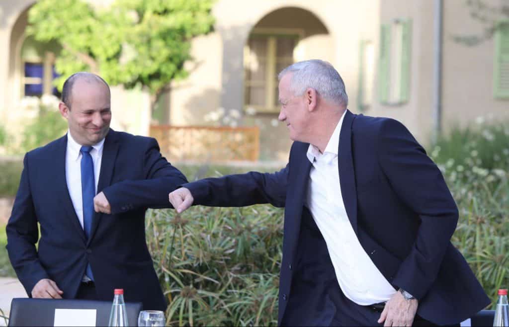 בטקס צנוע: גנץ וביטון החליפו את נפתלי בנט בטקס צנוע: גנץ וביטון החליפו את נפתלי בנט