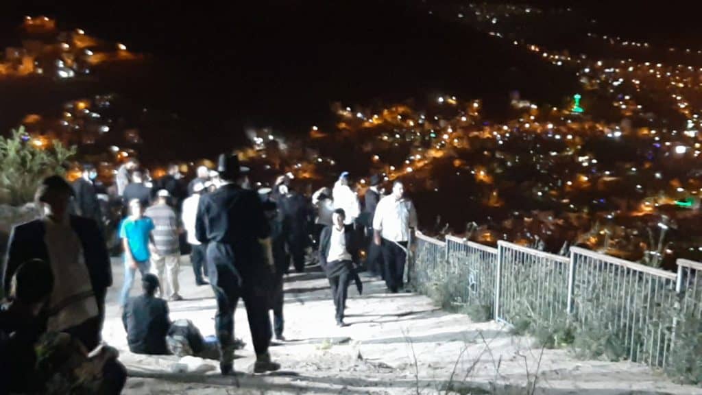 צפו: מאות עלו כדי להתפלל מול קבר יוסף