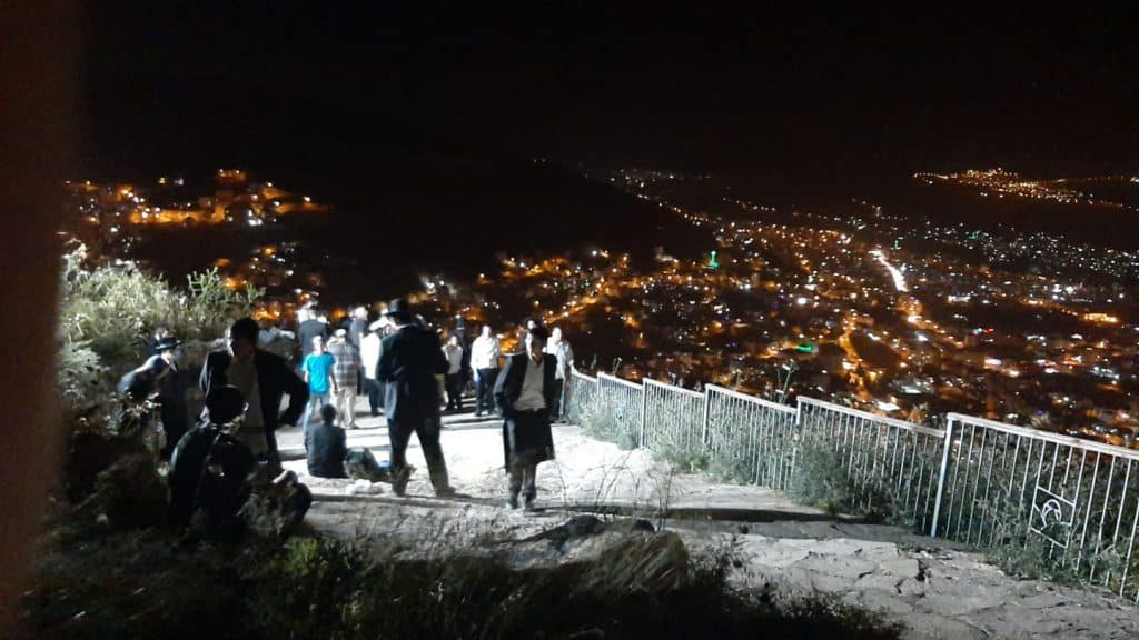 צפו: מאות עלו כדי להתפלל מול קבר יוסף