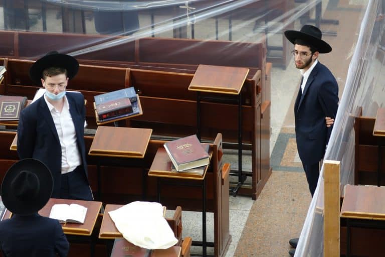 המועצות: איסור חמור להחזיק פלאפון שאינו כבוי בזמן התפילה