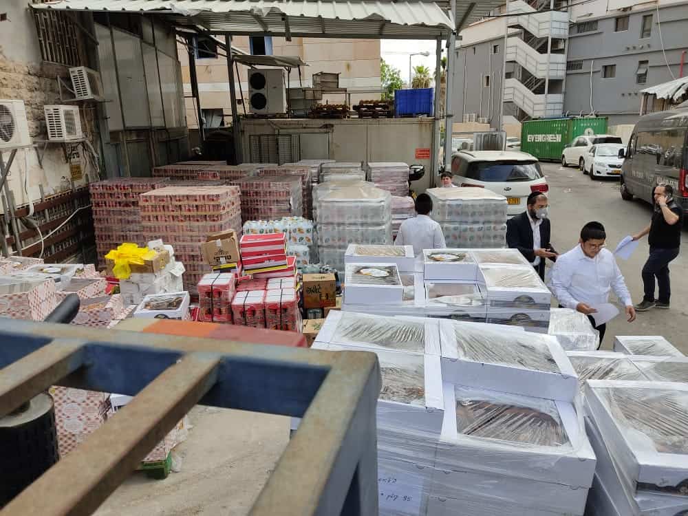 5550 ק"ג רוגלך ואלפי מארזי קפה חולקו לבתי הכנסת עבור הלומדים בליל מתן תורה