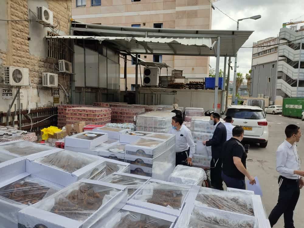 5550 ק"ג רוגלך ואלפי מארזי קפה חולקו לבתי הכנסת עבור הלומדים בליל מתן תורה