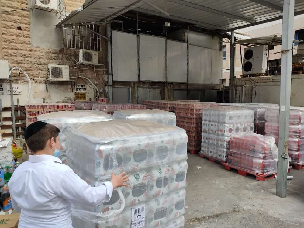 5550 ק"ג רוגלך ואלפי מארזי קפה חולקו לבתי הכנסת עבור הלומדים בליל מתן תורה