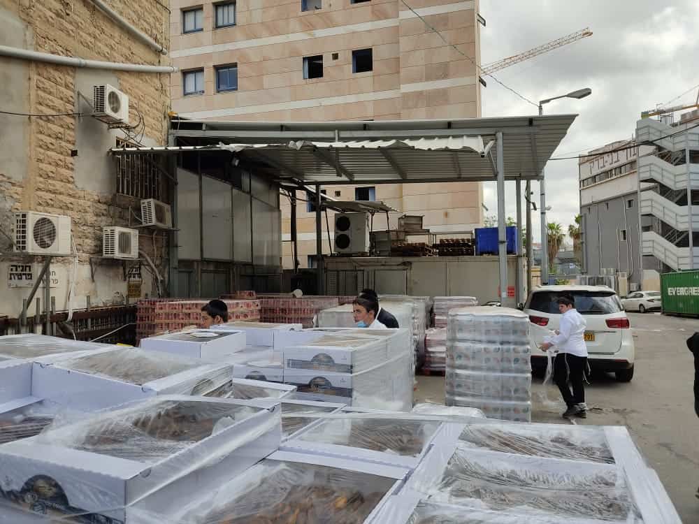 5550 ק"ג רוגלך ואלפי מארזי קפה חולקו לבתי הכנסת עבור הלומדים בליל מתן תורה