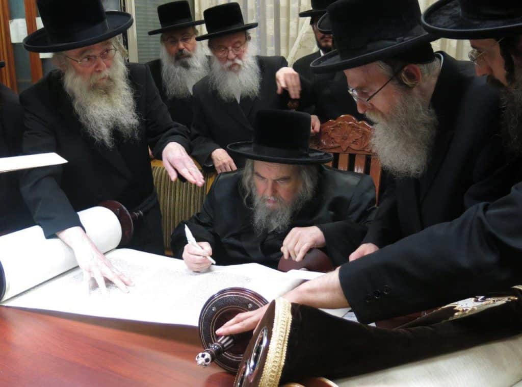 צפו: לפני התקדש החג הכניסו בבעלזא שלושה ספרי תורה צפו: לפני התקדש החג הכניסו בבעלזא שלושה ספרי תורה