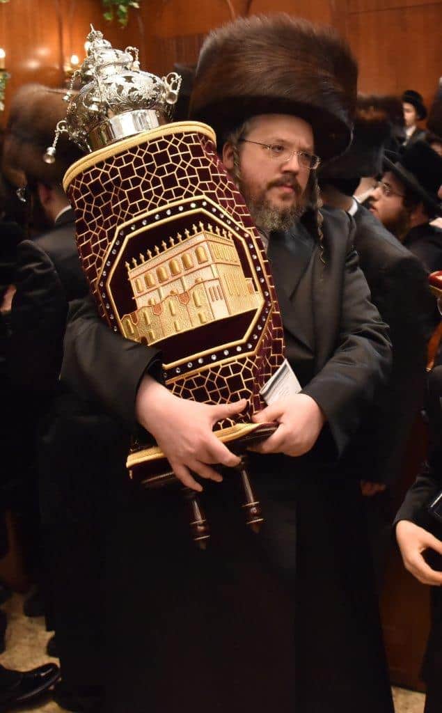 צפו: לפני התקדש החג הכניסו בבעלזא שלושה ספרי תורה צפו: לפני התקדש החג הכניסו בבעלזא שלושה ספרי תורה