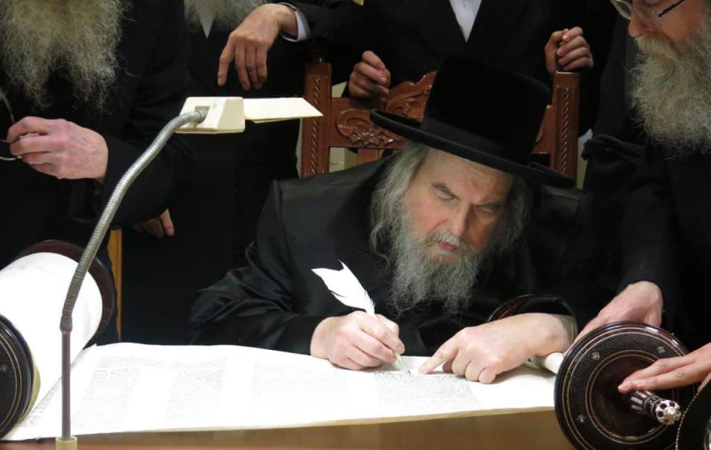 צפו: לפני התקדש החג הכניסו בבעלזא שלושה ספרי תורה צפו: לפני התקדש החג הכניסו בבעלזא שלושה ספרי תורה