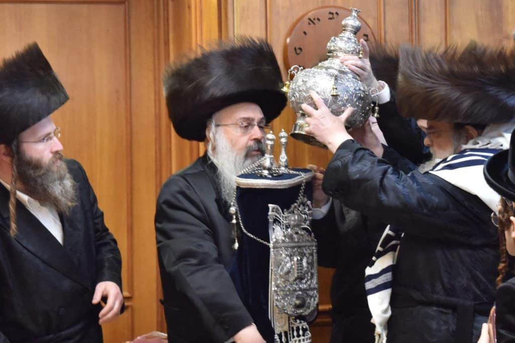 צפו: לפני התקדש החג הכניסו בבעלזא שלושה ספרי תורה צפו: לפני התקדש החג הכניסו בבעלזא שלושה ספרי תורה