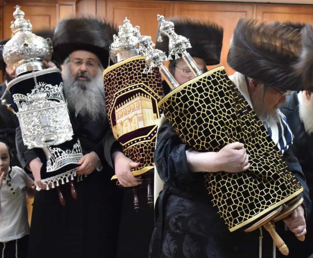 צפו: לפני התקדש החג הכניסו בבעלזא שלושה ספרי תורה צפו: לפני התקדש החג הכניסו בבעלזא שלושה ספרי תורה