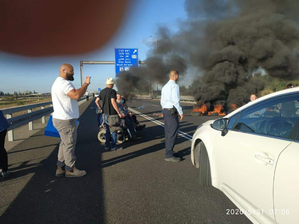 מחאת הנכים חוזרת: הכניסה לאיילון נחסמה - צפו מחאת הנכים חוזרת: הכניסה לאיילון נחסמה - צפו