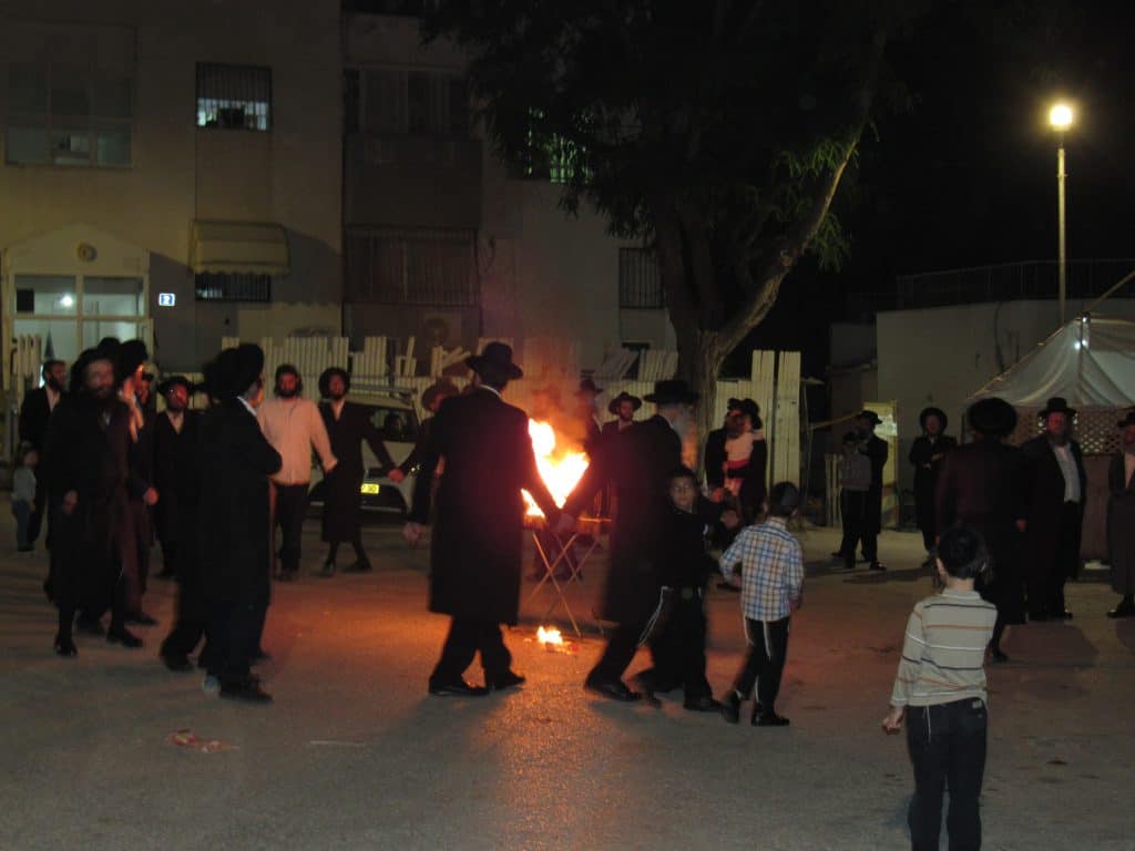 צפו: מדורת ל"ג בעומר בבית שמש בניגוד להנחיות צפו: מדורת ל"ג בעומר בבית שמש בניגוד להנחיות