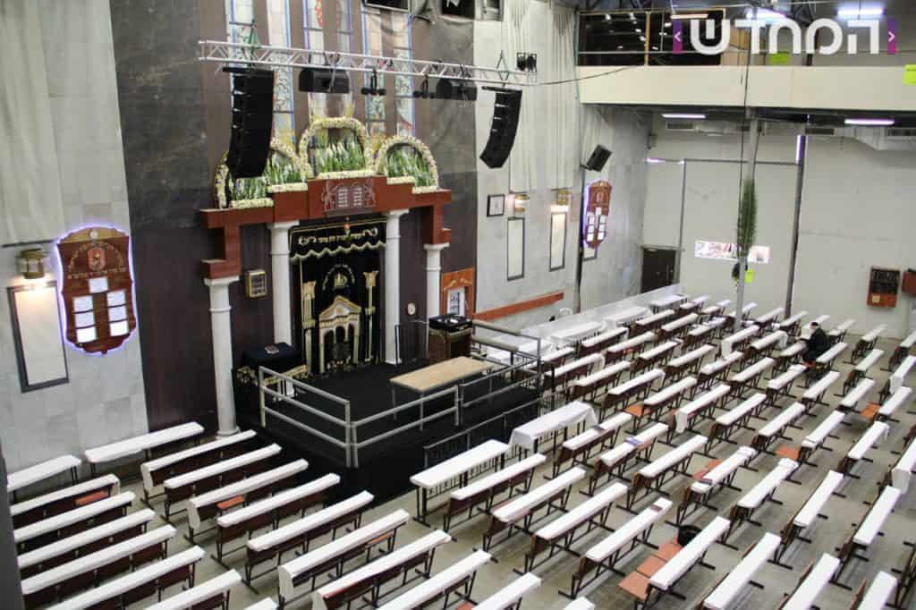 זֶ֤ה אֵלִי֙ וְאַנְוֵ֔הוּ: בתי הכנסת קושטו בפרחים ושושנים ענפי אילנות ובשמים • צפו 