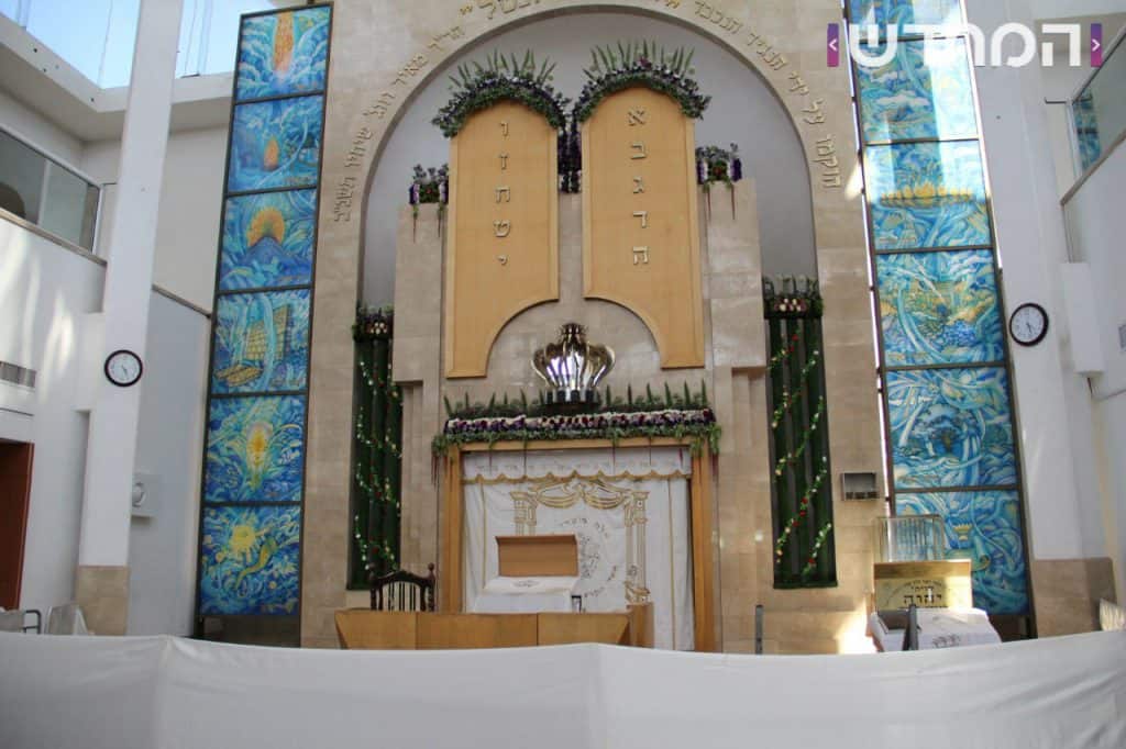 זֶ֤ה אֵלִי֙ וְאַנְוֵ֔הוּ: בתי הכנסת קושטו בפרחים ושושנים ענפי אילנות ובשמים • צפו 