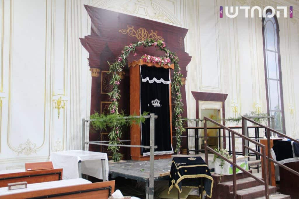 זֶ֤ה אֵלִי֙ וְאַנְוֵ֔הוּ: בתי הכנסת קושטו בפרחים ושושנים ענפי אילנות ובשמים • צפו 