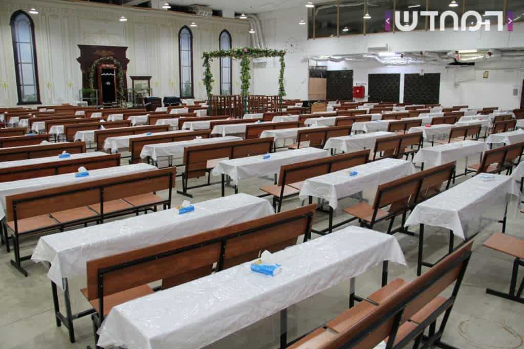 זֶ֤ה אֵלִי֙ וְאַנְוֵ֔הוּ: בתי הכנסת קושטו בפרחים ושושנים ענפי אילנות ובשמים • צפו 