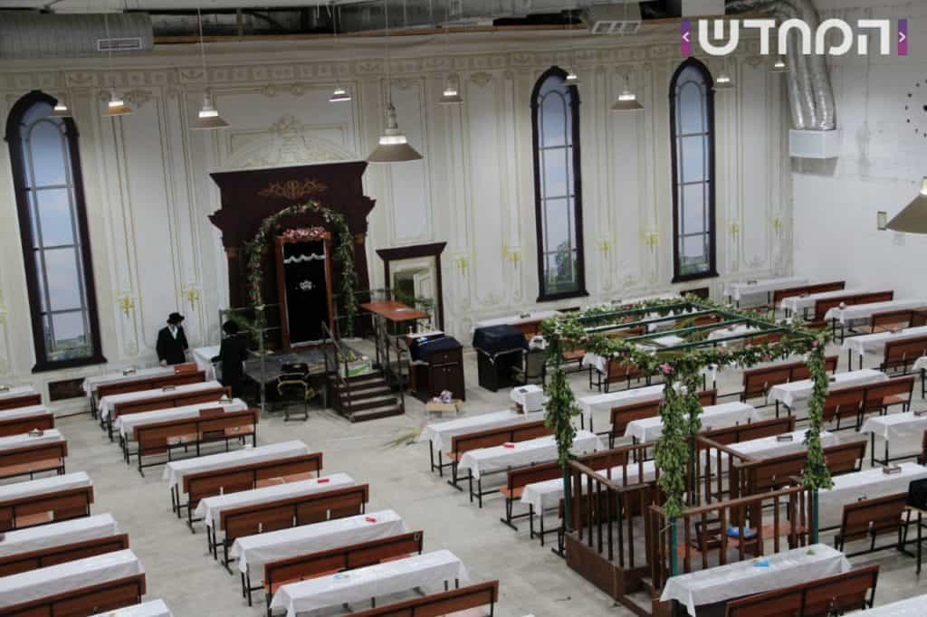 זֶ֤ה אֵלִי֙ וְאַנְוֵ֔הוּ: בתי הכנסת קושטו בפרחים ושושנים ענפי אילנות ובשמים • צפו 