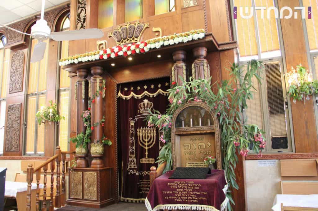 זֶ֤ה אֵלִי֙ וְאַנְוֵ֔הוּ: בתי הכנסת קושטו בפרחים ושושנים ענפי אילנות ובשמים • צפו 