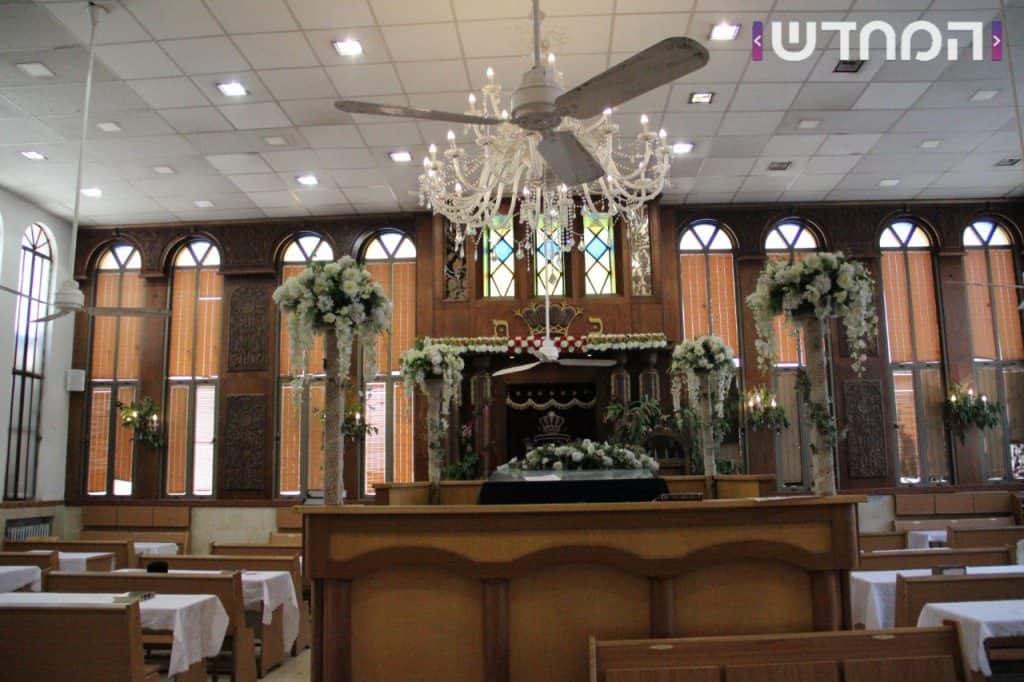 זֶ֤ה אֵלִי֙ וְאַנְוֵ֔הוּ: בתי הכנסת קושטו בפרחים ושושנים ענפי אילנות ובשמים • צפו 