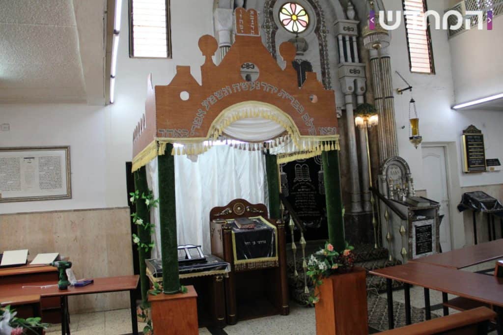 זֶ֤ה אֵלִי֙ וְאַנְוֵ֔הוּ: בתי הכנסת קושטו בפרחים ושושנים ענפי אילנות ובשמים • צפו 