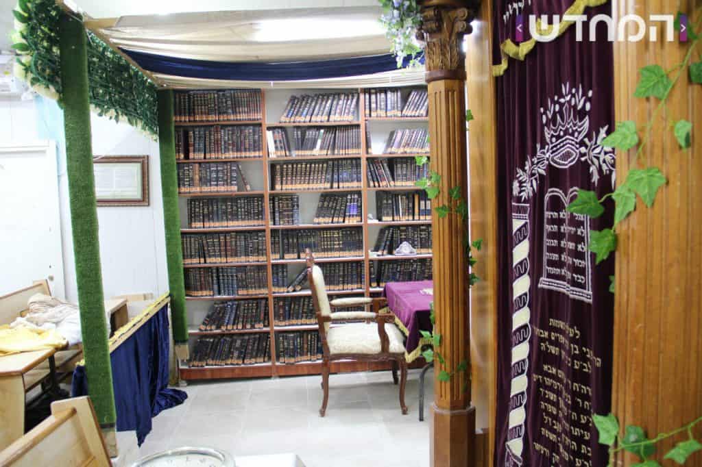 זֶ֤ה אֵלִי֙ וְאַנְוֵ֔הוּ: בתי הכנסת קושטו בפרחים ושושנים ענפי אילנות ובשמים • צפו 