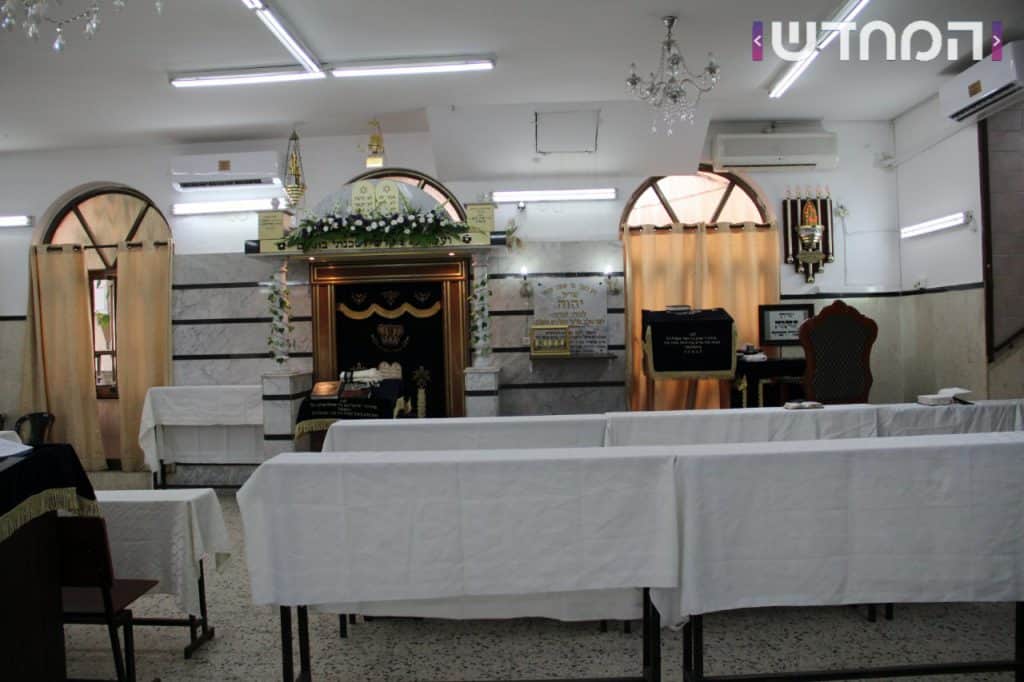 זֶ֤ה אֵלִי֙ וְאַנְוֵ֔הוּ: בתי הכנסת קושטו בפרחים ושושנים ענפי אילנות ובשמים • צפו 