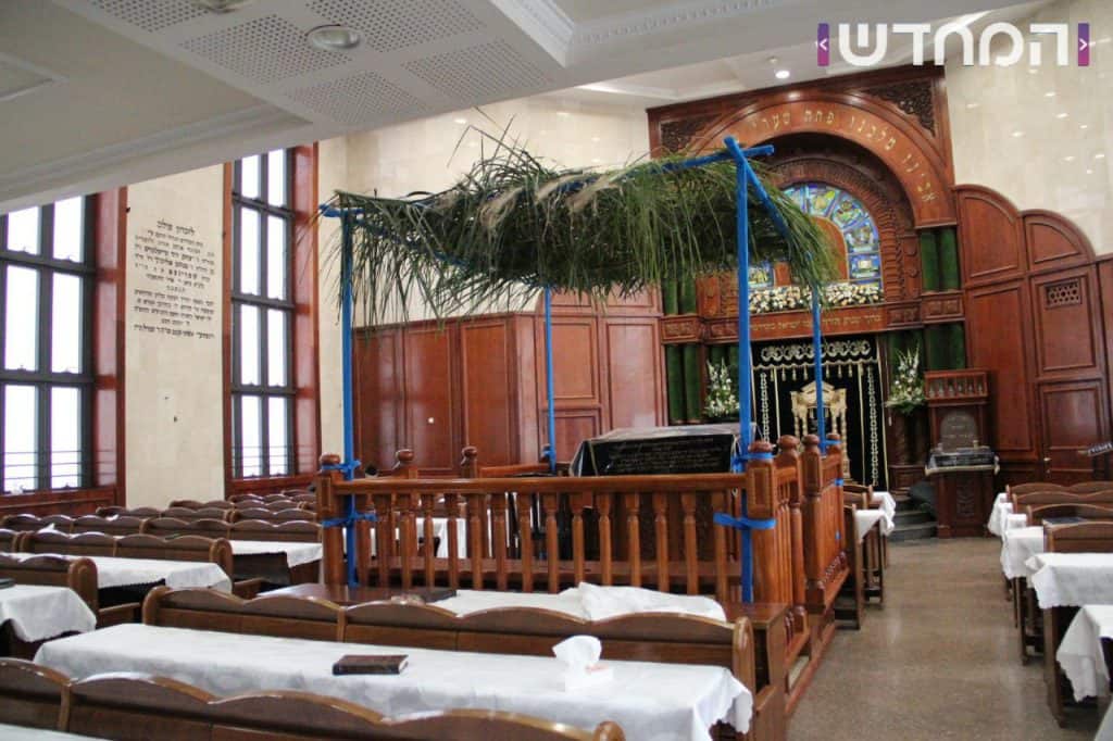 זֶ֤ה אֵלִי֙ וְאַנְוֵ֔הוּ: בתי הכנסת קושטו בפרחים ושושנים ענפי אילנות ובשמים • צפו 