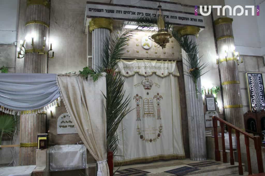 זֶ֤ה אֵלִי֙ וְאַנְוֵ֔הוּ: בתי הכנסת קושטו בפרחים ושושנים ענפי אילנות ובשמים • צפו 