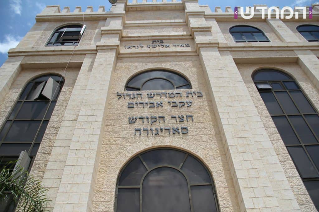 זֶ֤ה אֵלִי֙ וְאַנְוֵ֔הוּ: בתי הכנסת קושטו בפרחים ושושנים ענפי אילנות ובשמים • צפו 