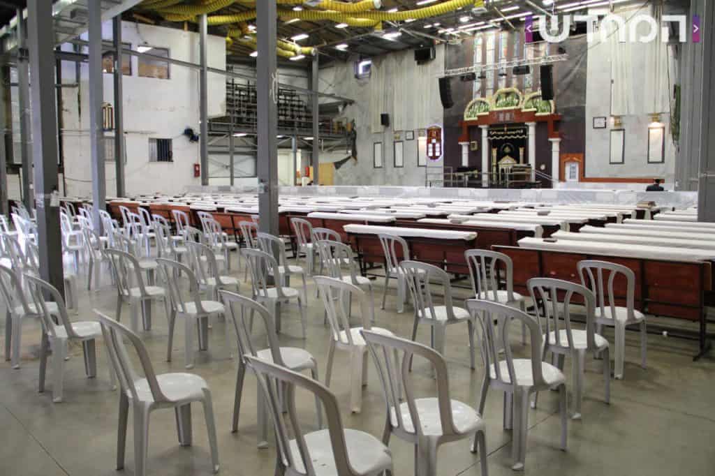 זֶ֤ה אֵלִי֙ וְאַנְוֵ֔הוּ: בתי הכנסת קושטו בפרחים ושושנים ענפי אילנות ובשמים • צפו 