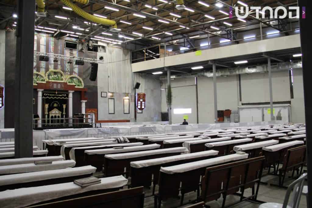 זֶ֤ה אֵלִי֙ וְאַנְוֵ֔הוּ: בתי הכנסת קושטו בפרחים ושושנים ענפי אילנות ובשמים • צפו 