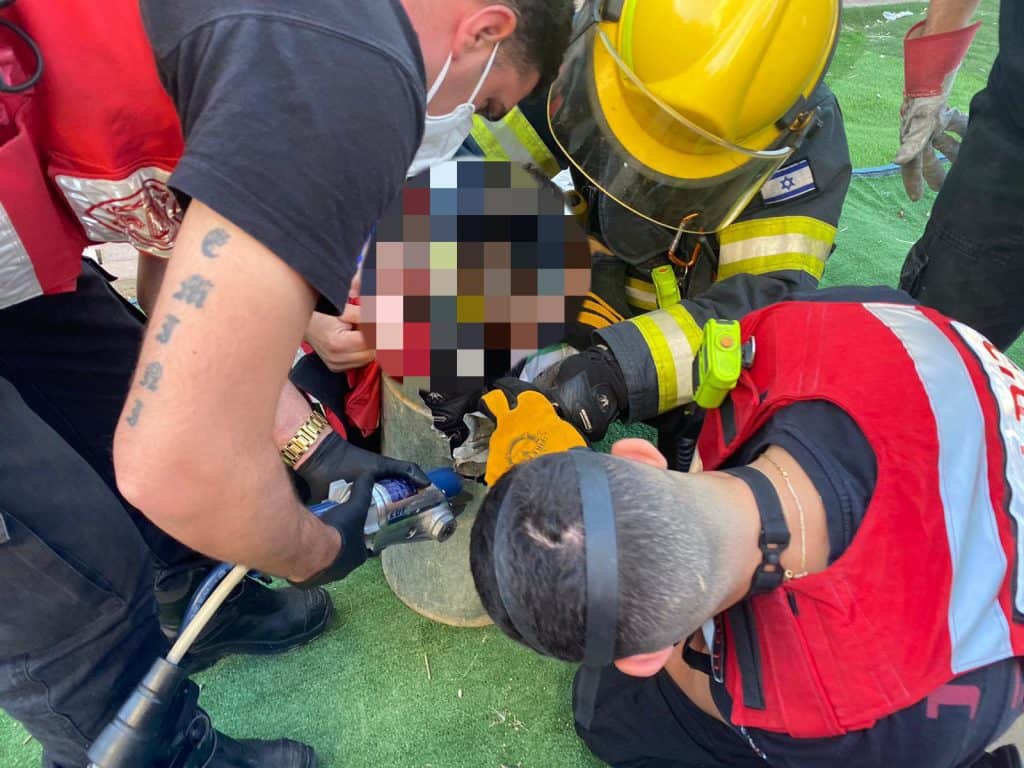 בת 4 נלכדה בתוך פח אשפה בבית שמש: הכבאים חילצו בת 4 נלכדה בתוך פח אשפה בבית שמש: הכבאים חילצו