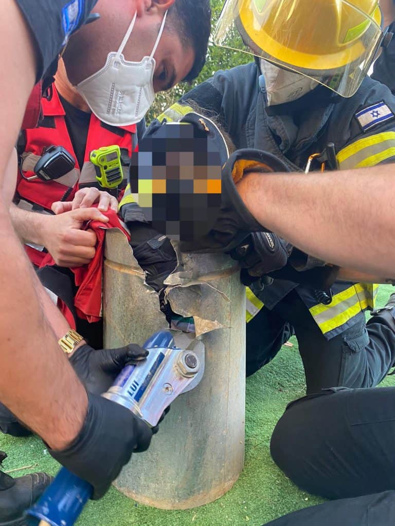 בת 4 נלכדה בתוך פח אשפה בבית שמש: הכבאים חילצו בת 4 נלכדה בתוך פח אשפה בבית שמש: הכבאים חילצו