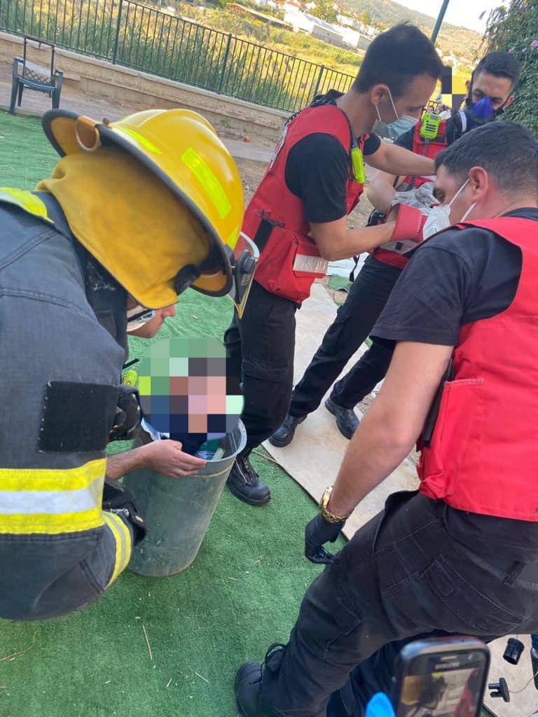 בת 4 נלכדה בתוך פח אשפה בבית שמש: הכבאים חילצו בת 4 נלכדה בתוך פח אשפה בבית שמש: הכבאים חילצו
